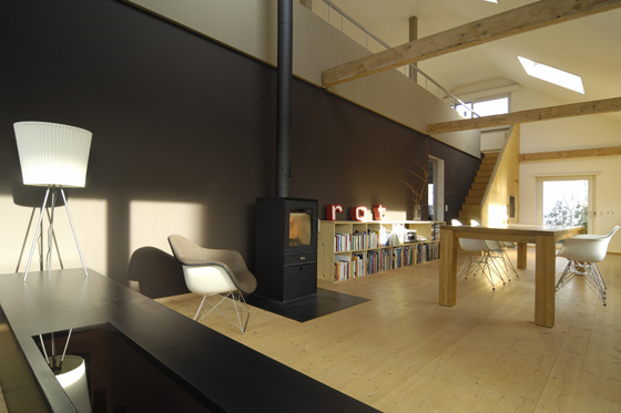 Umbau 30er Jahre Haus. Der Atelierraum ist eine zweigeschossige Loft