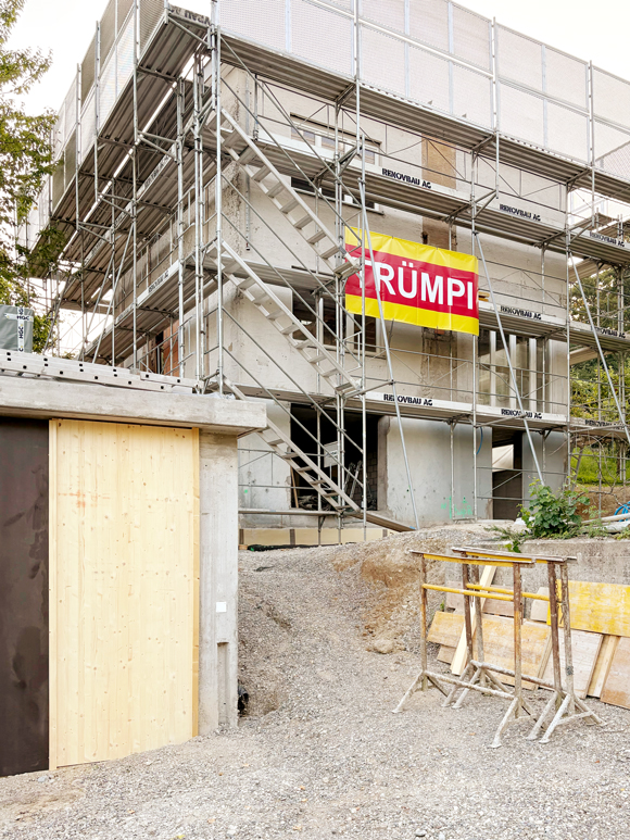 Baustellenfoto Umbau Erweiterung 40er Jahre Haus in Affoltern am Fusse des Käferberges. Das Haus steht in der Freihaltezone. Es sind nur geringfügige bauliche Veränderungen erlaubt, das Haus muss in seinem Erscheinungsbild erhalten bleiben. Foto nijo architekten Zürich