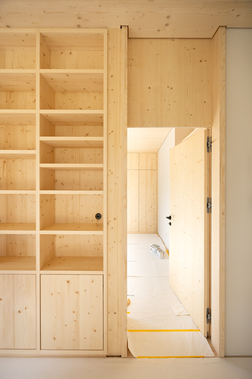 Innenausbau aus Fichtenholz. Der Dachraum wurde angehoben und neu organisiert mit Zimmern, Bad und Galerie, welche als Büro und Bibliothek dient. Die gesamte Dachschräge bzw Deckenuntersicht wurde ebenfalls mit Fichtenholzplatten verkleidet und strahlt eine angenehme Wärme aus. 