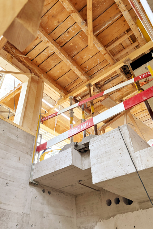 Umbau Affoltern Einbau neue Bodenplatte mit Niveauunterschied in der Wohnebene. Holzbau neue Geschossdecken mit Balkenlage. Roger Gassmann Holzbau, nijo architekten Bauleitung