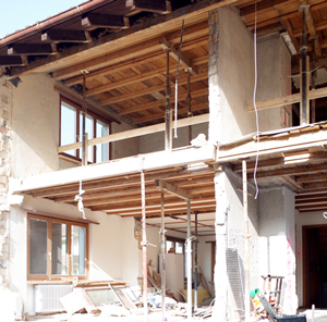Umbau und Anbau 40er Jahre Einfamilienhaus Herrliberg. Die vormals mit nur wenigen Fenstern versehene Südfassade wird komplett entfernt. An dieser Schnittstelle dockt der neue Anbau aus Holz an. nijo architekten Zürich, Nina & Johannes Wick