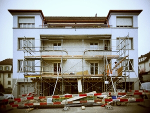 Foto Baustelle Buchfinkenstrasse Zürich Seebach, Vergrösserung Neugestaltung Balkone, Balkonsanierung, Neuer Balkon mit Stahlgeländer verzinkt