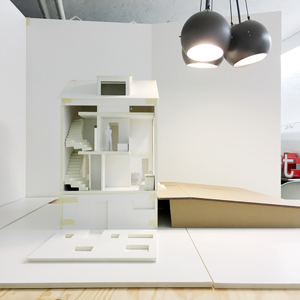 Fotoshooting Arbeitsmodell Umbau Anbau Reihenhaus in Schwamendingen. Im Vorprojekt haben wir verschiedene Umbauvarianten entwickelt und diese im Arbeitsmodell gebaut. Dann werden die Innenraumfotos im improvisierten nijo-Fotostudio gemacht.