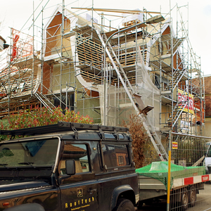 Baustellenfoto Umbau und Erweiterung 20er Jahre Einfamilienhaus Zürich Albisrieden. Aufwändige Dachkonstruktion, Mansardendach mit Quergiebel, welcher höher gesetzt werden musste, damit man ins Dachgeschoss gelangen kann. Gartenseitig wird das Haus um eine Zimmerbreite mit einem Holzbau verlängert. nijo architekten Zürich