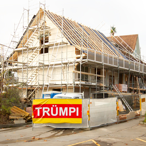 Baustellenfoto Ersatzneubau Wohnhaus Itschnach oberhalb Küsnacht ZH. Das Haus steht in der Kernone und bildet den Auftakt zum Dorfkern. Auf dem gemauerten betonierten Sockelgeschoss steht ein Holzelementbau, das Dach wird eine Indach Solaranlage erhalten. Weit ausladende Vordächer bilden die Übergangzone Innen und Aussen. Entwurf Planung Baueingabe nijo architekten, Bauleitung nijo architekten Nina Wick