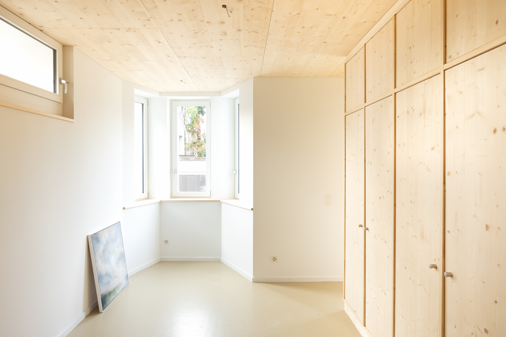 Küsnacht Ausbau Sockelgeschoss Der bereits vorher vorhandene Erker wurde unterfangen und im Zuge der Tieferlegung der Bodenplatte verlängert und unterfangen. Links befindet sich der neue Kelleranbau unter Terrain, daher hat es hier ein hochliegendes Fenster.