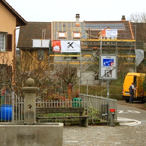 Baustellenfoto vom fast fertigen Umbau Flarzhaus Winterthur Wülflingen, Neuorgansiation über alle Geschosse und Dachausbau, Luftraum und neues Fenster für mehr Tageslicht in die Raumtiefe. 