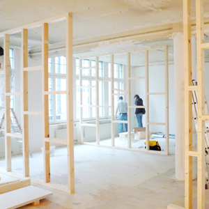 Baustellenfoto Umbau Jugendstilhaus Uraniastrasse Zürich. In der ersten Etage war vorher eine Privatbank. Wir haben die Etage bis auf den Rohbau ausgeräumt und eine neue Anwaltskanzlei mit Empfang, Einzelbüros, Sitzungszimmer, offene Zone, Technikraum eingebaut. nijo Architekten Zürich