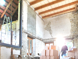 Baustellenfoto Alte Wagnerei Böbikon: Der neue Wohnraum mit grosser Verglasung im historischen Gebäude, nijo architekten