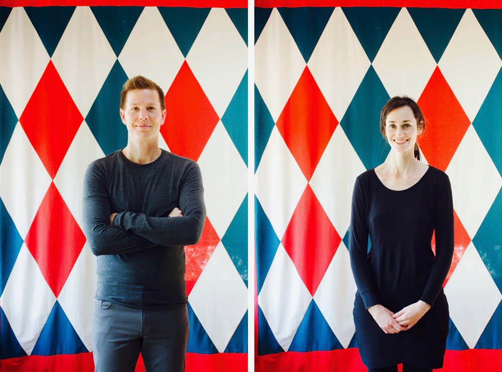 Nina Wick und Johannes Wick haben zusammen nijo architekten gegründet und führen das Architekturbüro seit dem Jahr 2005 in Zürich Seebach (Zürich Nord, Kreis 11). nijo architekten Zürich, Nina Wick und Johannes Wick, Portraitfoto 2017, Foto von Nina Wick und Foto von Johannes Wick. Das Rautenmuster im Hintergrund ist ein Vorhangstoff, welcher von nijo architekten entworfen und produziert worden ist.